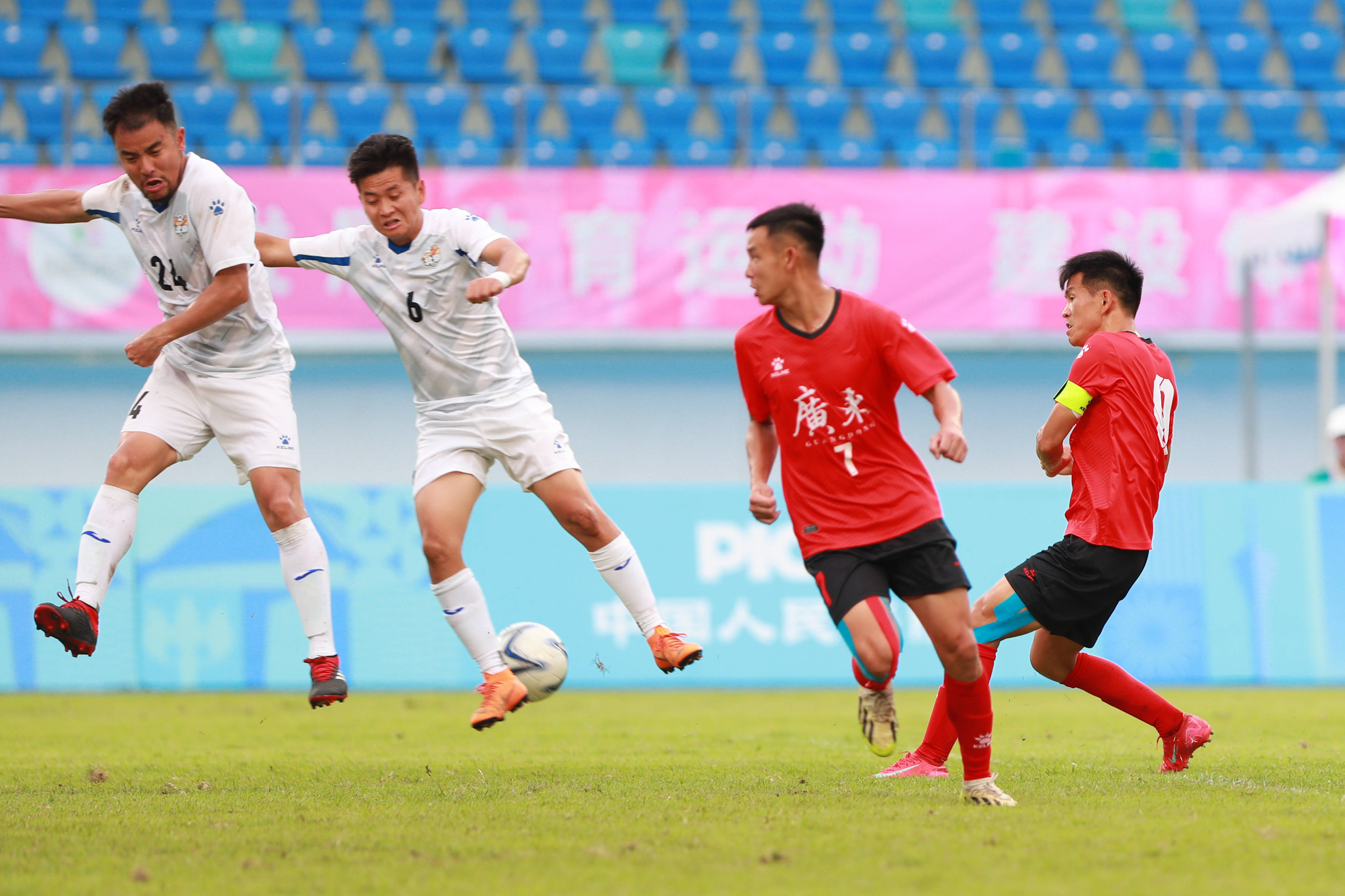 刺激足球赛事：防守战术对攻势球队的挑战