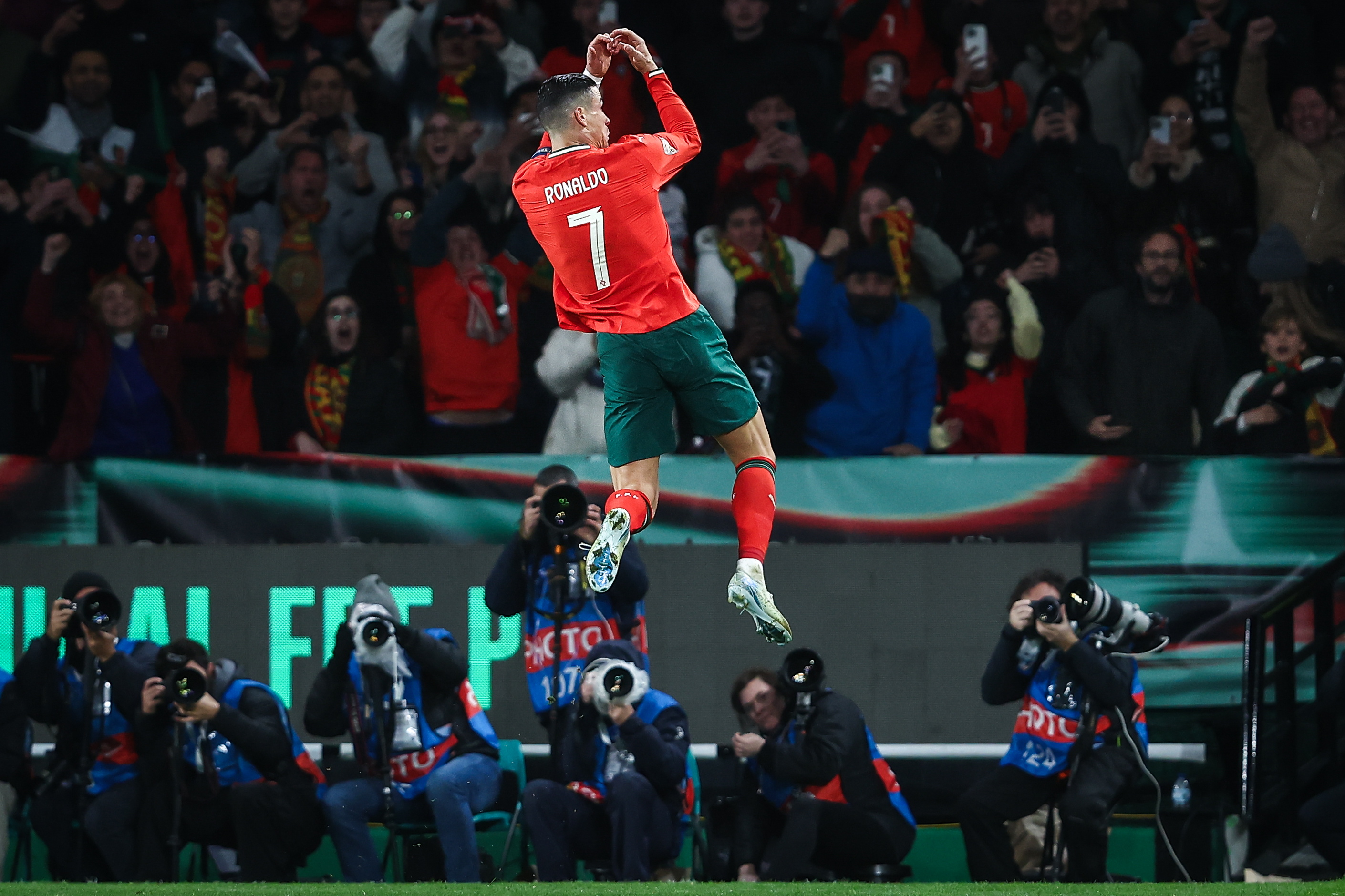 葡萄牙剧烈对抗，携手晋级欧洲杯