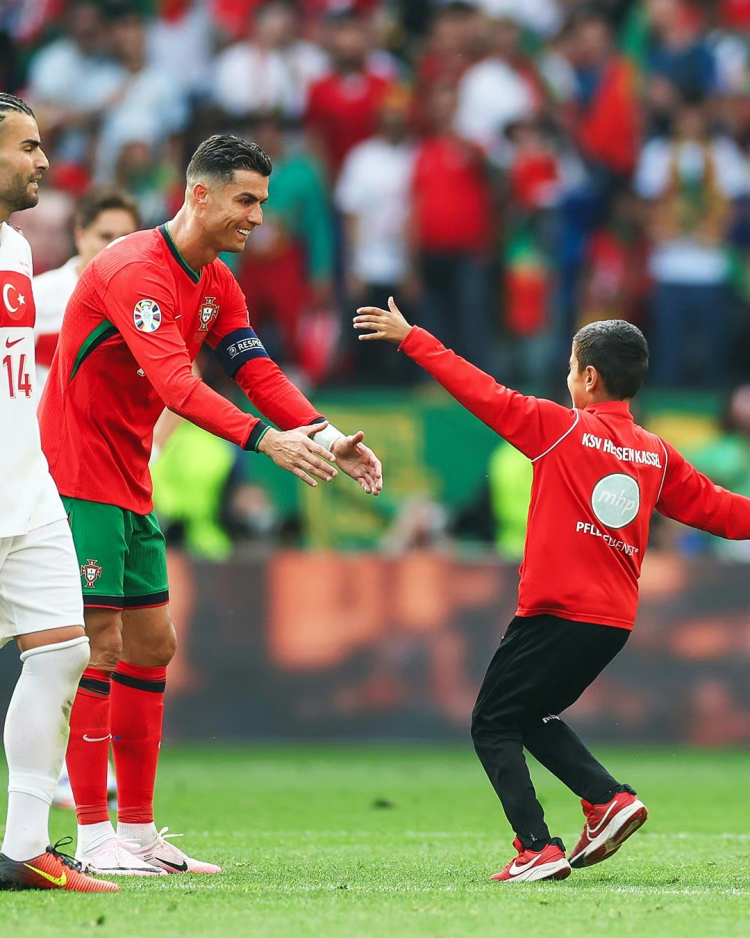 葡萄牙剧烈对抗，携手晋级欧洲杯