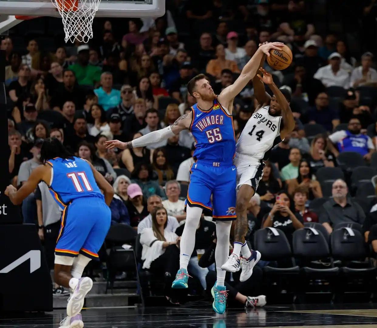 雄鹿客场击败快船,稳居东部第一 雄鹿客场击败快船,稳居东部第一