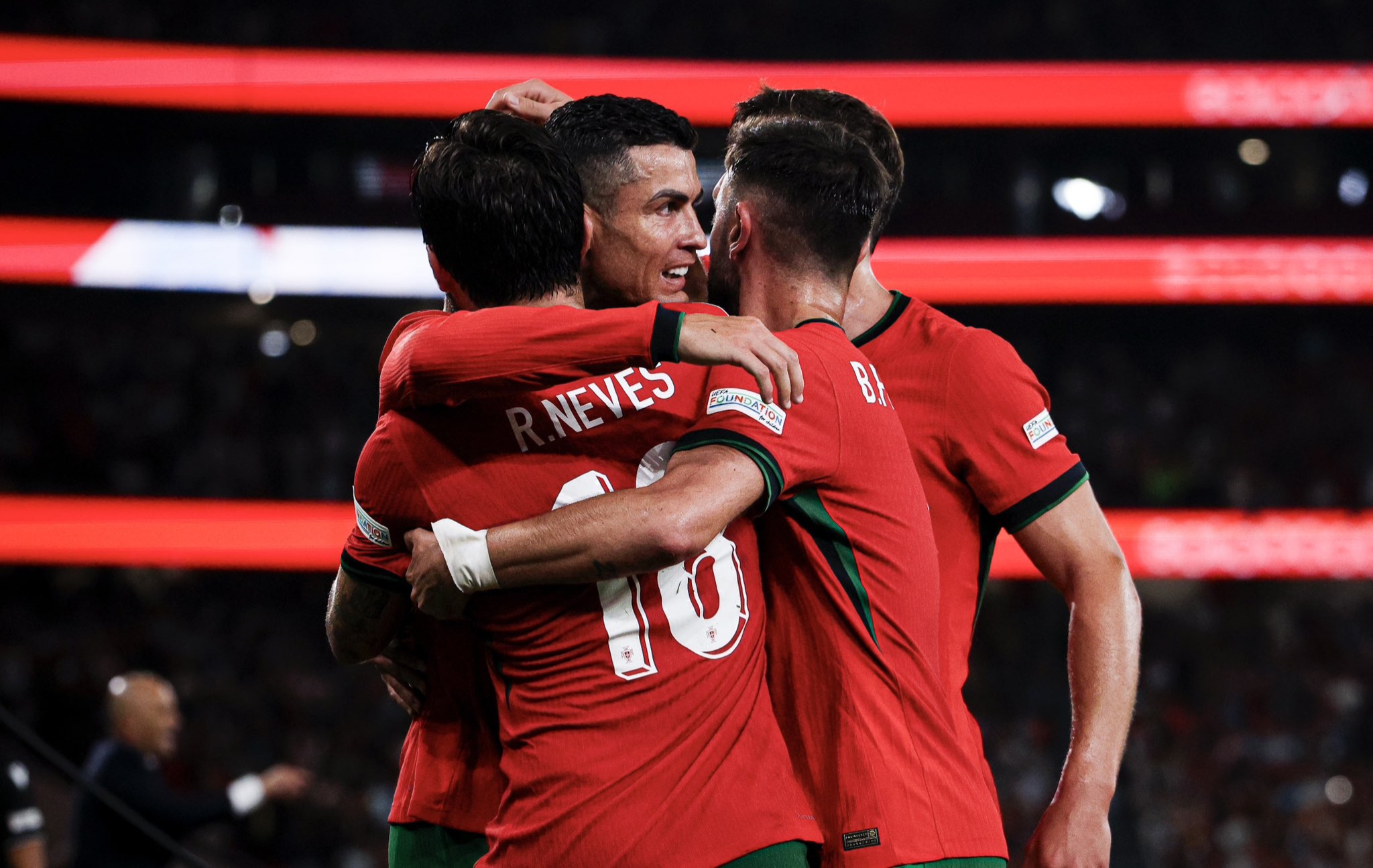 法兰克福战胜对手，保持领先位置