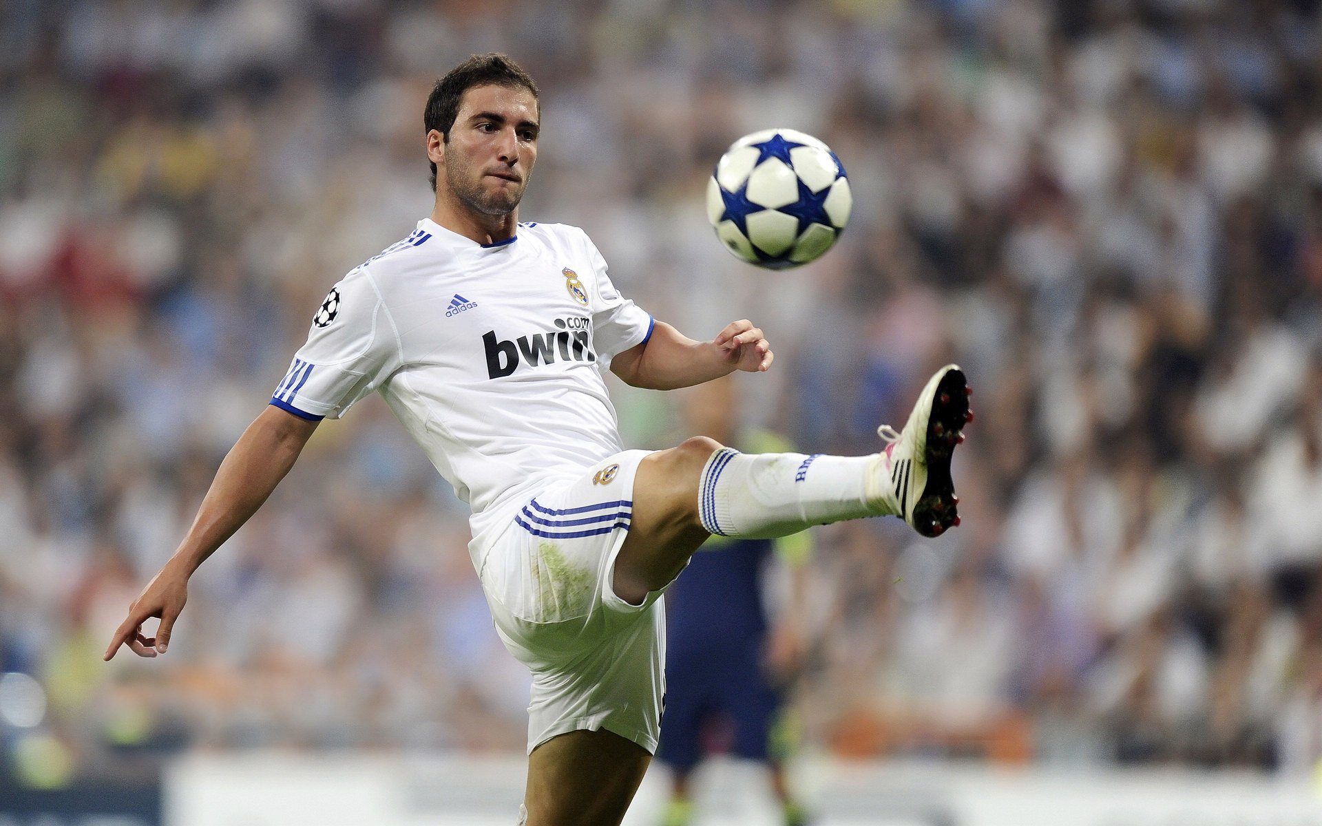 基米希点燃赛场，亚特兰大连续得分压制芬兰，战术纪律与个人英雄主义的交响