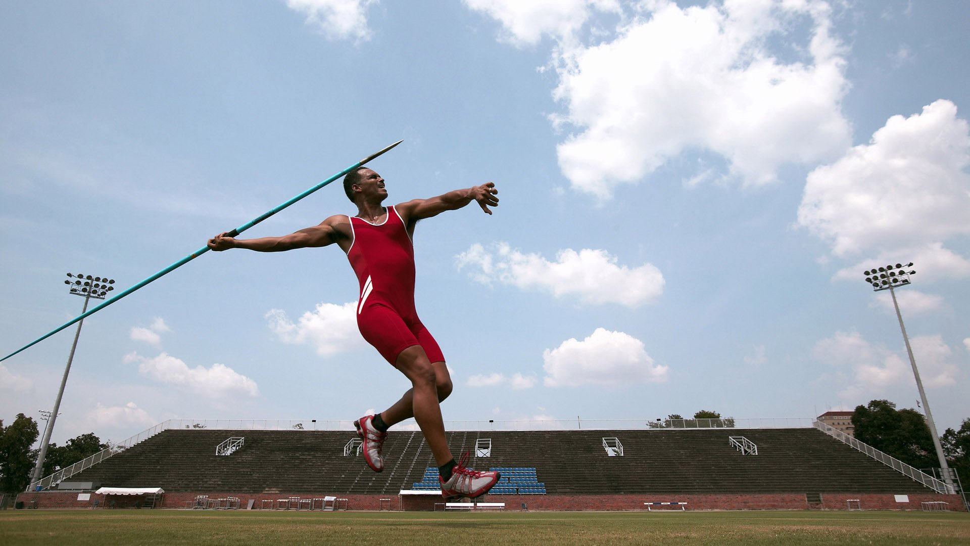 广州鏖战青岛，塔图姆高光闪耀，一场跨越时空的篮球对话